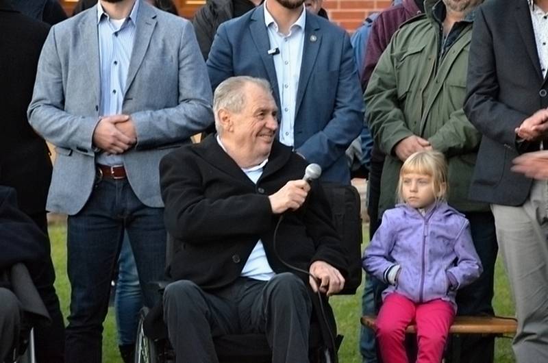 Prezident Miloš Zeman zapálil v Lánech Masarykovu vatru.