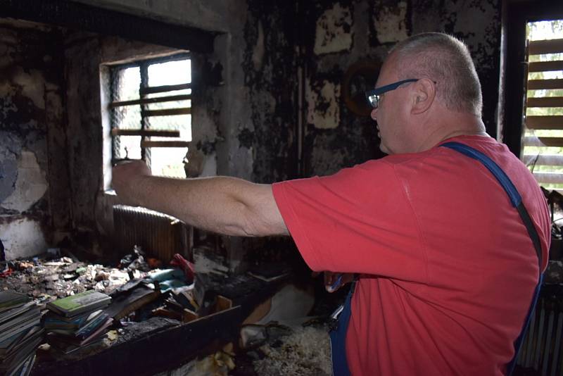Rodině Čermákových z Kladna vyhořel 18. května 2022 dům, zbyly jim jen věci, které měli na sobě.
