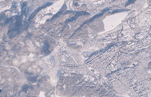 Pohled ze satelitu Sentinel na zasněžené Kladno.