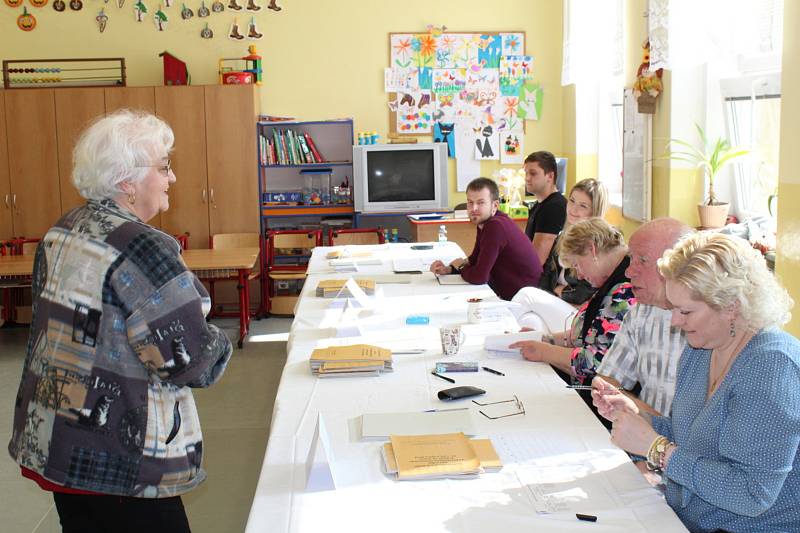 Lidé volicí ve volebních místnostech v budově kladenské základní školy v Doberské ulici.