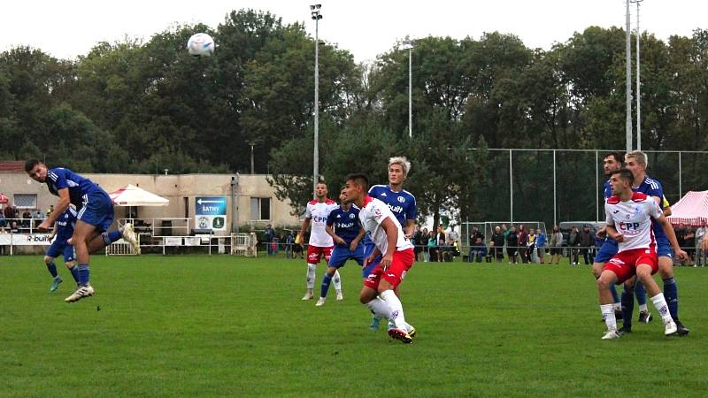 Pohárový šok: třetiligové Velvary (v modrém) vyřadily z MOL Cupu prvoligové Pardubice.