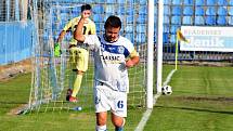 SK Kladno (v bílém) prohrálo v MOL Cupu s Ústí 1:2. Antonín Holub slaví vyrovnávací gól.
