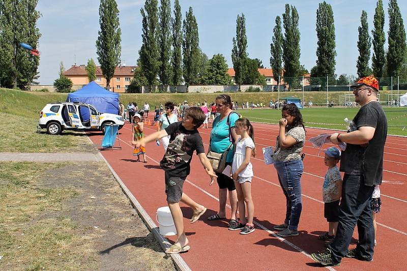 Dětský den plný sluníčka a hasičské pěny se ve Slaném vydařil 