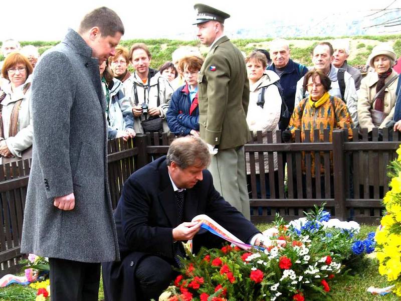 Hejtman Petr Bendl položil   věnec u hrobu prvního prezidenta v Lánech  a   také se vyjádřil k incidentu na zámku. 