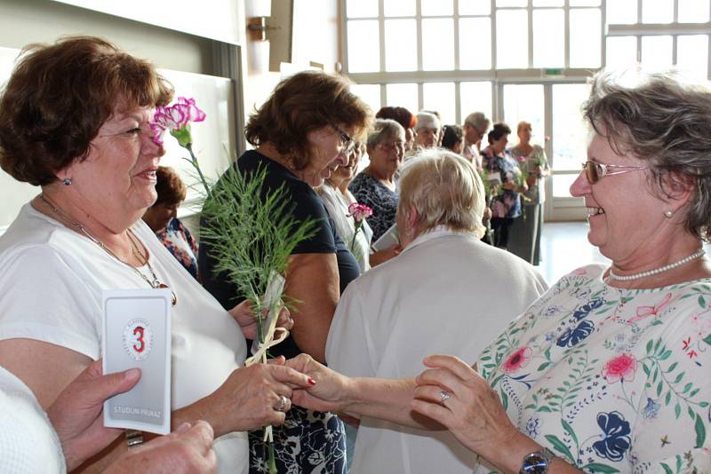 Studenti převzali vlastní studijní průkazy a krásné květiny.