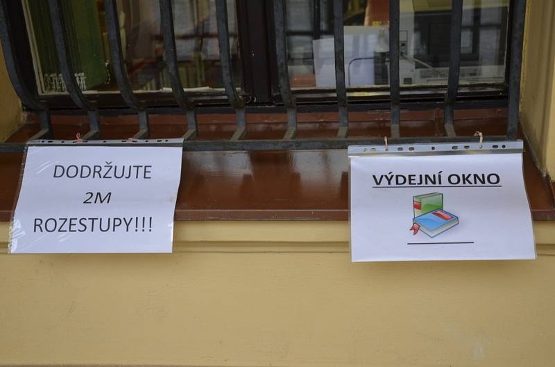 Ve Slaném lidé respirátory nosí vcelku zodpovědně. V knihovně byly ústenky vydávány seniorům zdarma. Jen se po nich zaprášilo. Už nejsou.