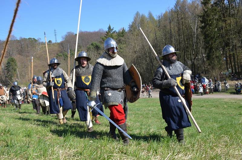 Na louce u Libušína se v sobotu rozhořela středověká bitva.