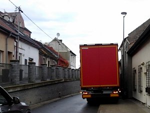 Kamion zůstal zaseknutý v kladenské ulici V. Burgra.