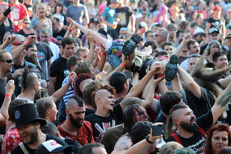 První den 20. ročníku slánského hudebního festivalu Valník.