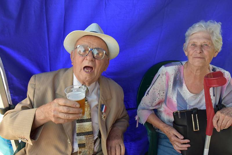 Jaroslav Ulrich z Pozdně ve svých 90 letech při 100. oslavách podniku Bateria Slaný.