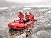 Cvičení hasičů. Záchrana osoby ze zamrzlé vodní hladiny.