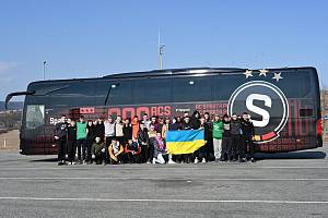 Sparta vyslala k ukrajinským hranicím klubový autobus pro mladé fotbalisty