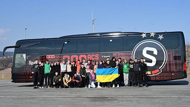 Sparta vyslala k ukrajinským hranicím klubový autobus pro mladé fotbalisty