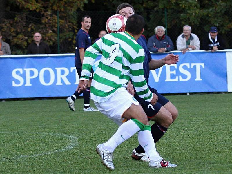 Souboj Zdeňka Podraného a Petra Junka//  SK Lhota - SK Doksy 2:1 (2:0), utkání I.A. tř., 2010/11, hráno 10:10.2010