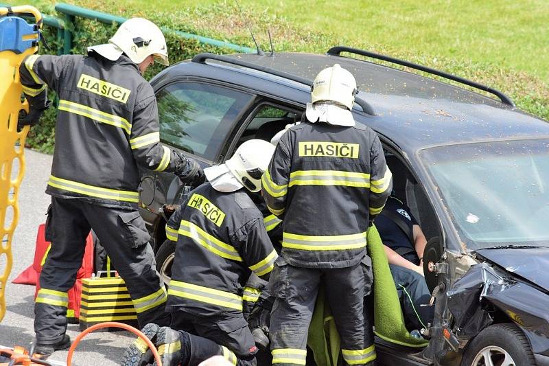 Přes bariéry s policií.