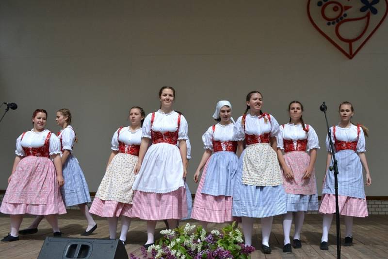 Nedělní program folklorního festivalu v místním amfiteátru.