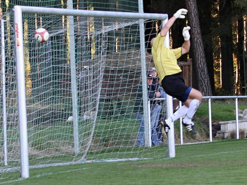 Zdeněk Kieryk na hlavičkový lob Zdeňka Podraného nedosáhl. (22 min. 1:0) // SK Lhota - SK Doksy 2:1 (2:0), utkání I.A. tř., 2010/11, hráno 10.10.2010