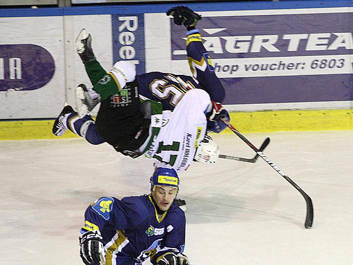 Rytíři Kladno - HC Karlovy Vary 30. kolo ELH 2011-12, hráné 9.12.11. Piskáček nasadil ukázkový bodyček Skladanému