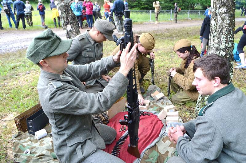 PO SKONČENÍ ukázky již panovala mezi německými vojáky a ruskými děvčaty přátelská atmosféra. 