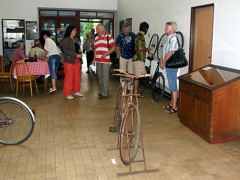 Kromě starých kol jako takových jsou na výstavě v Mayrau k vidění doplňky k bicyklům. 