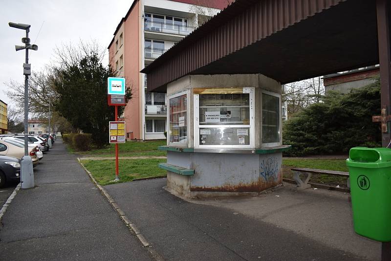 Autobusová zastávka v Arbesově ulici, včetně osiřelé trafiky. (Trafikantka nedávno zemřela za dosud nevyjasněných okolností).