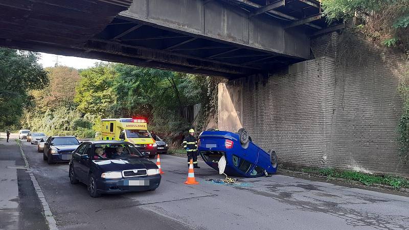 V Kladně naboural řidič škodovky do mostu, auto se převrátilo na střechu.