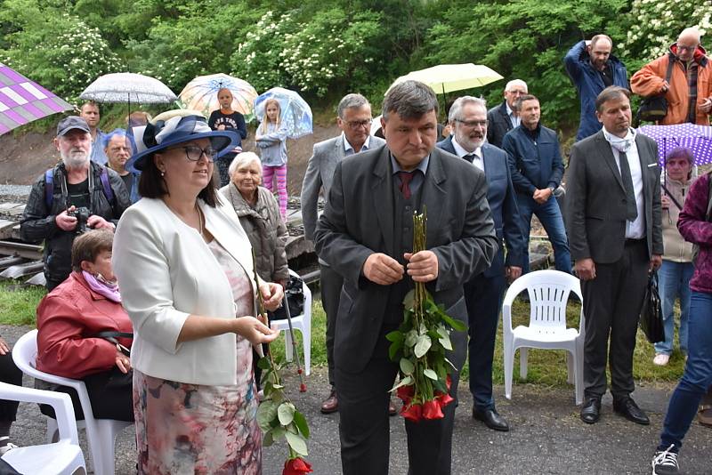 Odhalení pomníku obětem vlakového neštěstí v Zákolanech.