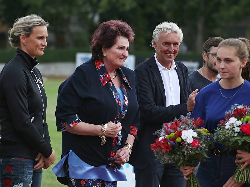 Kladno hází 2019 / Atletický meeting Kladno 13. 7. 2019, zleva Bára Špotáková, Helena Fibingerová a Libor Varhaník