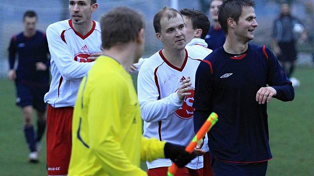 Závěr utkání. David Míčka vysvětluje Jakubovi Kostkovi, že odkopnutý balón po hře bylo zbytečné gesto.. // Sokol Lidice - SK Doksy 3:3 (1:3), utkání I.A, tř. 2011/12, hráno 5.11.2011