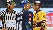 Tomášové Plekanec a Čachotský v diskusi s arbitrem // Rytíři Kladno - HC Dukla Jihlava 1:2, Finále play off Chance ligy, 25. 4. 2021