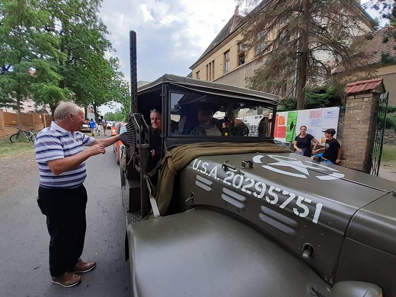 Do Hříškova dorazil na jubilejní veteránský sraz rekordní počet vozidel. Přijela i herečka Obermaierová