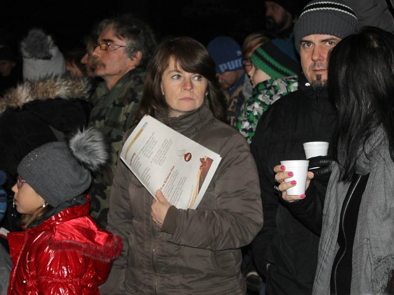 K akci Česko zpívá koledy se připojili podruhé také ve Velvarech. Hlavním organizátorem byla tamní základní škola