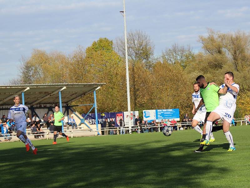 Velvary - Kladno 2:0, tuhle šanci domácí Vašut zakončil prvním gólem. 