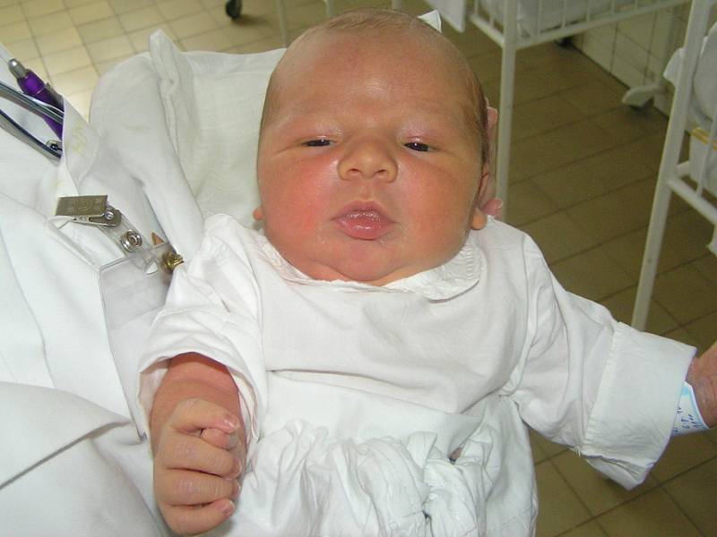 Jiří Jíra, Stehelčeves, 1. 2. 2009, váha 4,80 kg, míra 54 cm. Rodiče Michaela a Jiří Jírovi (porodnice Kladno).