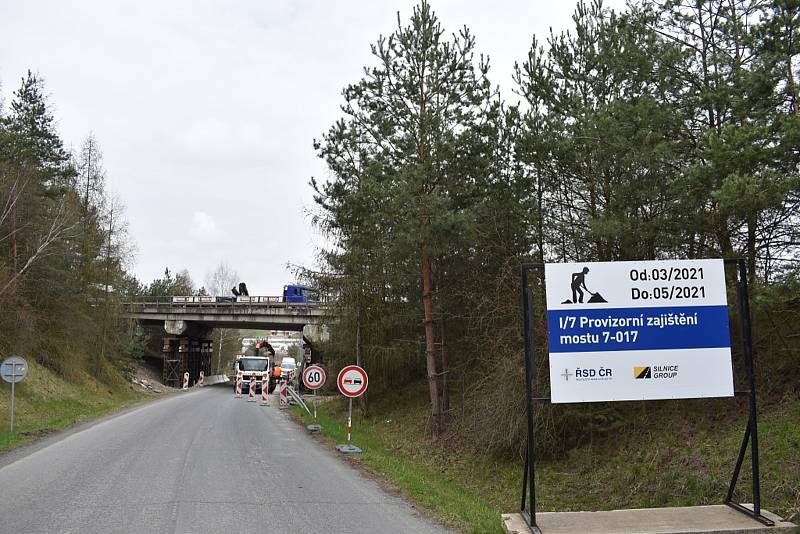 Zpevňování tělesa mostu v Netovicích pod silnicí I/7.