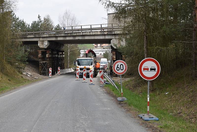 Zpevňování tělesa mostu v Netovicích pod silnicí I/7.