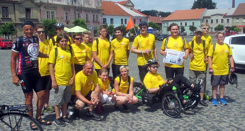 Již podeváté projíždí peloton cyklistické akce Na kole dětem, která pomůže onkologicky nemocných dětí, naší republikou.