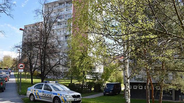 Muž byl brutálně přepaden v bytě v paneláku ve Stehlíkově ulici ve Slaném.