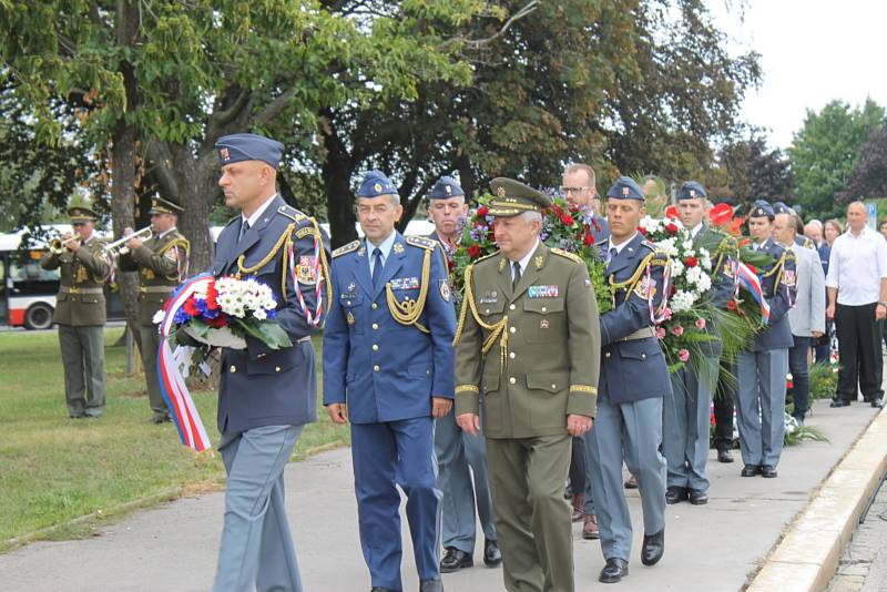 Na ruzyňském letišti si připomněli návrat československých pilotů.