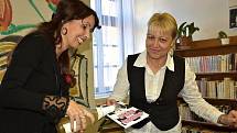 Křest nové knihy spisovatelky Jany Javorské (v bílé košili s černou vestou). Kmotrou byla moderátorka Kateřina Pallayová (v černém kostýmku).