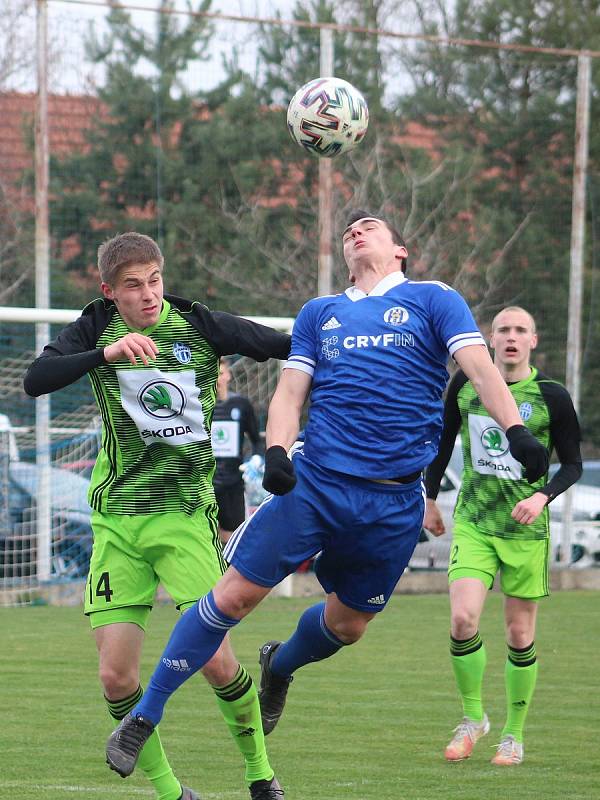 Fotbalisté Velvar (v modrém) v 19. kole ČFL B rozstříleli rezervu FK Mladá Boleslav 5:0.