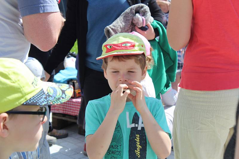 Sousedský piknik přilákal desítky lidí, k ochutnání byla na náměstí Jana Masaryka spousta dobrot.