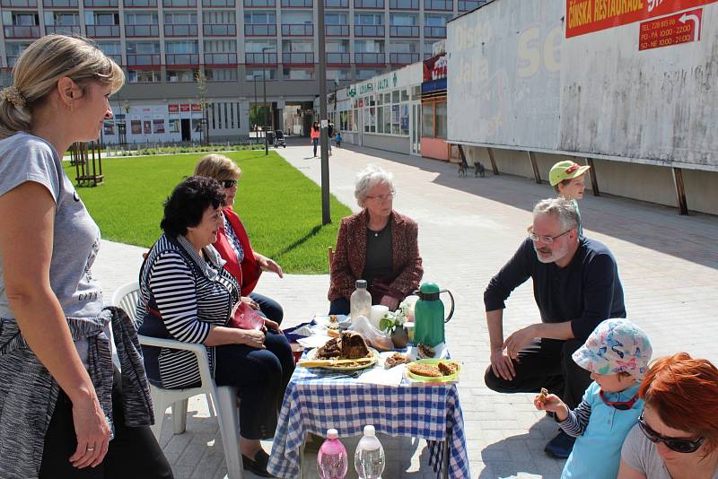 Sousedský piknik přilákal desítky lidí, k ochutnání byla na náměstí Jana Masaryka spousta dobrot.