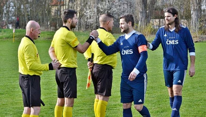 I. B třída: Švermov (v červeném) si poradil doma  s Braškovem 2:0.