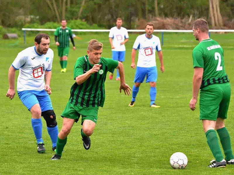 Brandýsek (v bílém) nedal šanci Kročehlavům a vyhrál 3:0.