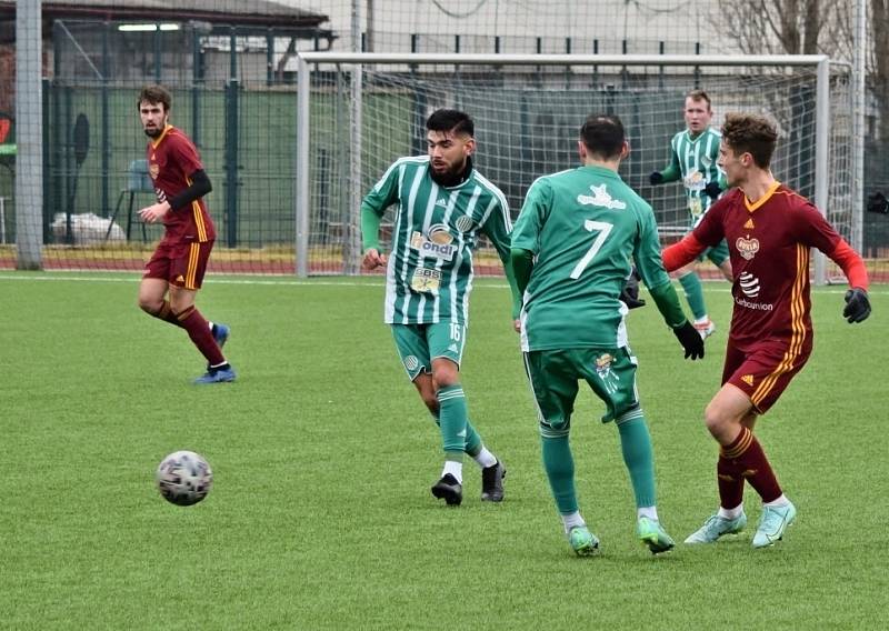 Hostouň (v zeleném) se vrátila do přípravy a remizovala s Duklou B 1:1.