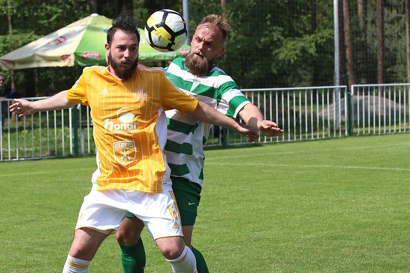 Tatran Rakovník (v zeleném) přehrál doma vedoucí Sokol Hostouň 2:1 na penalty.