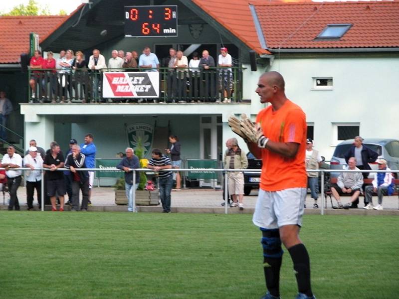 Lhota (v zelenobílém) v prvním duelu sezony nestačila doma na SK Rakovník a podlehla mu vysoko 0:3. 