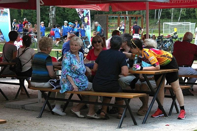 Etapový závod Na kole dětem Josefa Zimovčáka, jehož účastníci pomáhají nemocným dětem, zavítal do Družce na Kladensku už poosmé. Dorazily osobnosti jako lékaři Pavel Pafko, Jan Pirk či bývalí hokejoví mistři světa Josef Horešovský a František Pospíšil a v