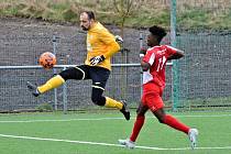 ČFL: Sokol Hostouň (v zelenobílém) remizoval v Rynholci s Karlovými Vary 1:1.